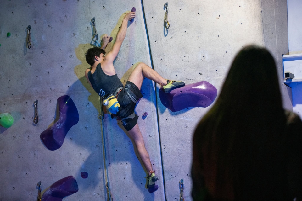  Klettern lernen an der Kletterwand 