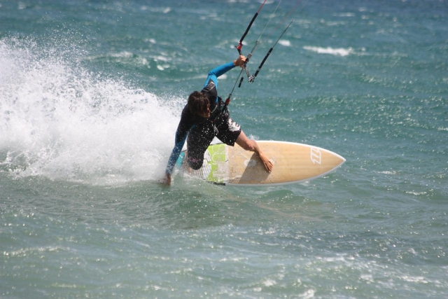  Enjoying kitesurfing
