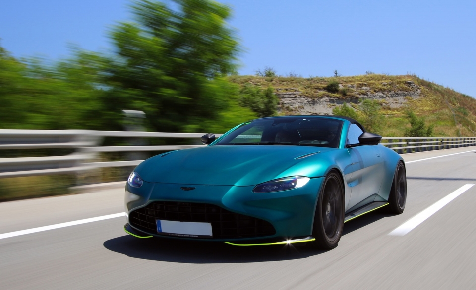 Pilota un Aston Martin en Montjuïc