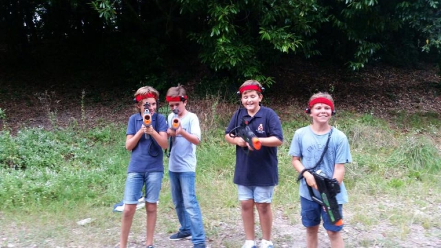  Gruppo di ragazzi che giocano al combattimento laser 