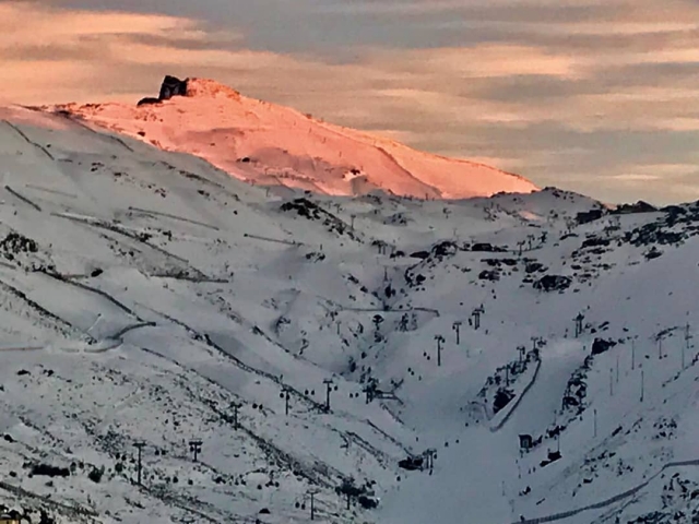  La montagna innevata con la caratteristica tonalità arancione del tramonto 
