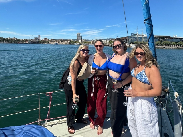  Amis lors d'une promenade en voilier 