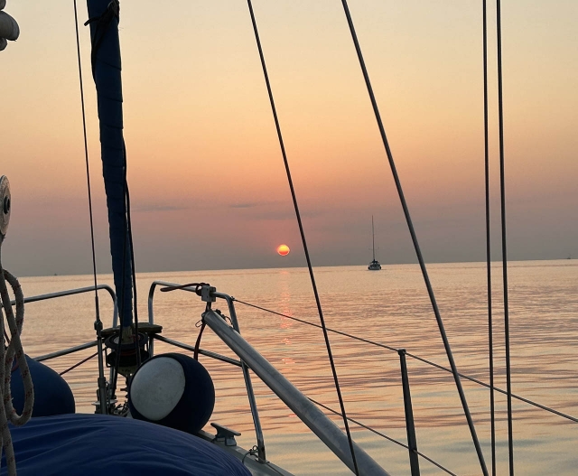  Coucher de soleil sur un voilier