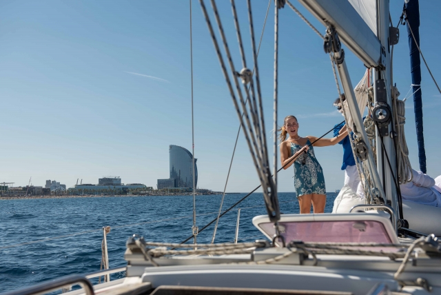Barcelona en el horizonte durante un paseo en barco