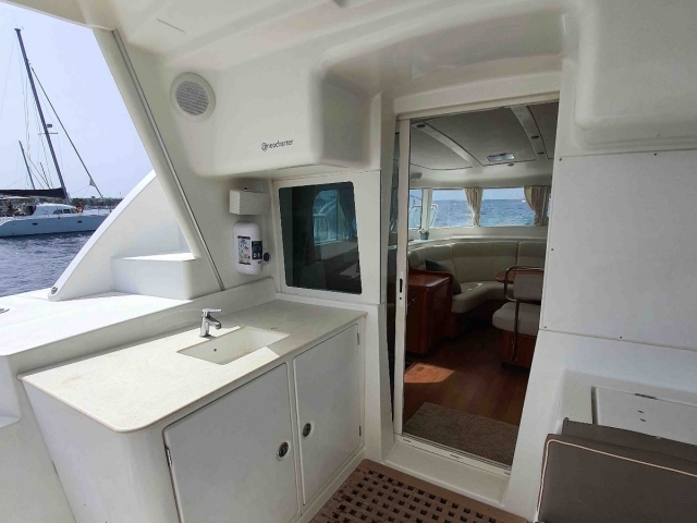 Alquila un catamarán con patrón