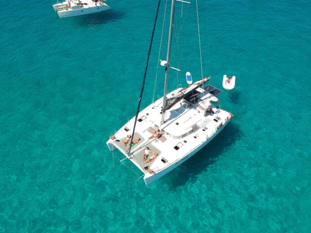 Navega en catamarán por Ibiza