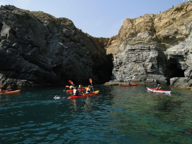  Kayaks le long des falaises 