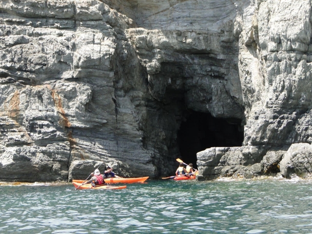 Adentrando en la gruta con los kayaks