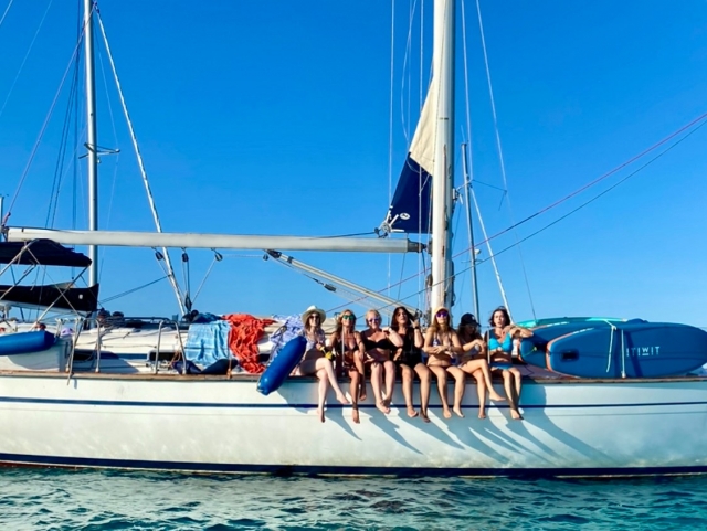 En velero con amigas