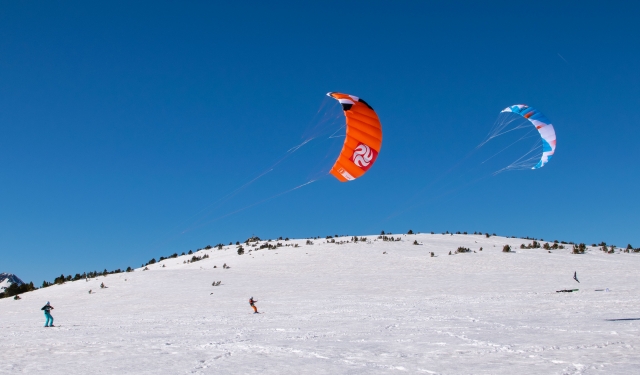 Diversión en los campos de nieve de Pirineoa