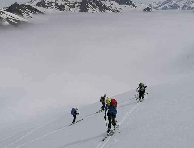  Skiing 