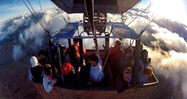 grupo volando sobre las nubes