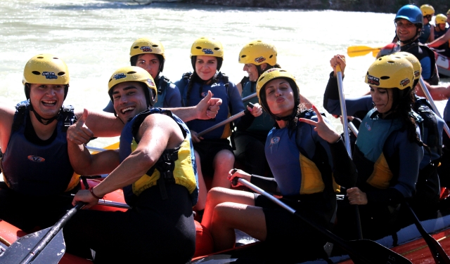 Todos en la balsa de rafting