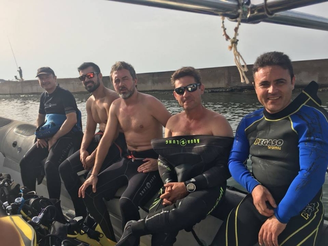 Equipo de buceadores preparados para la inmersion