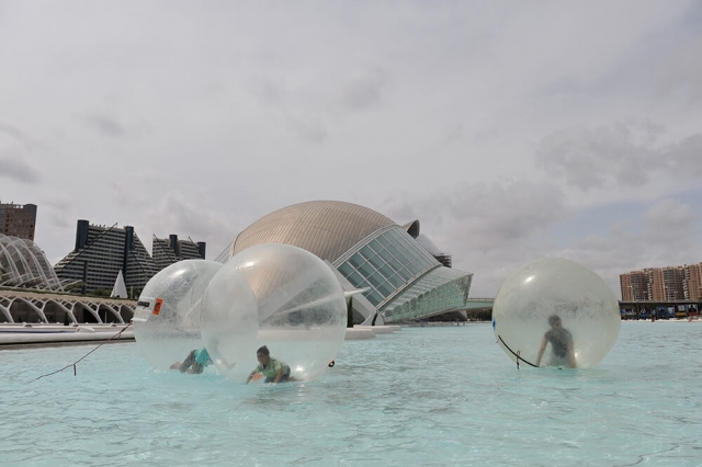En las inmediaciones del Oceanogràfic se puede practicar zorbing