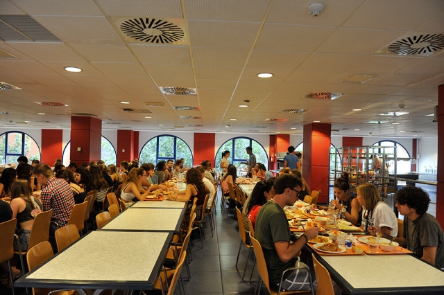 Grupos de estudiantes en el comedor a la hora del almuerzo