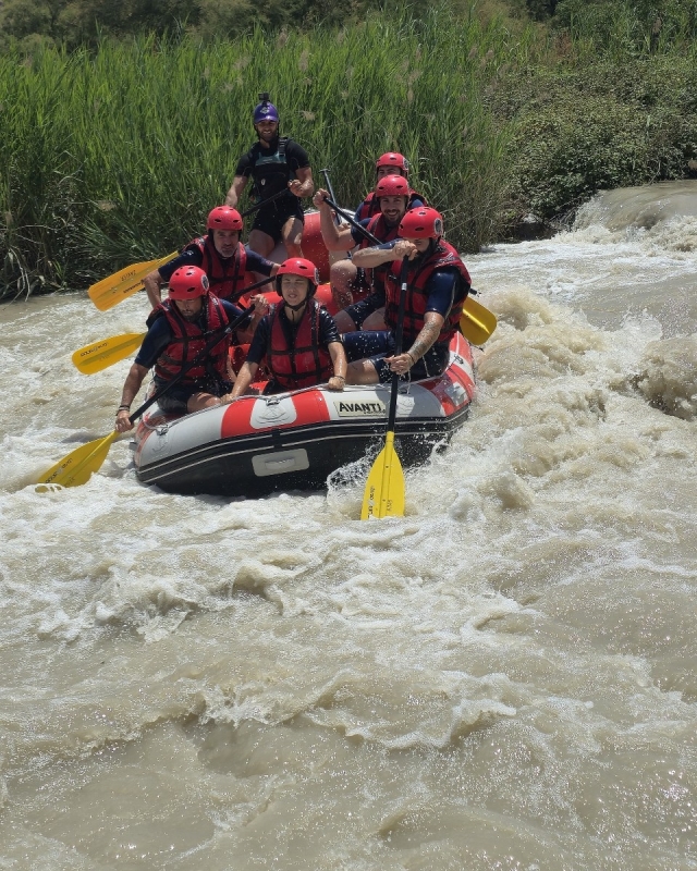  Überwindung rasanter Rafting-Abschnitte 
