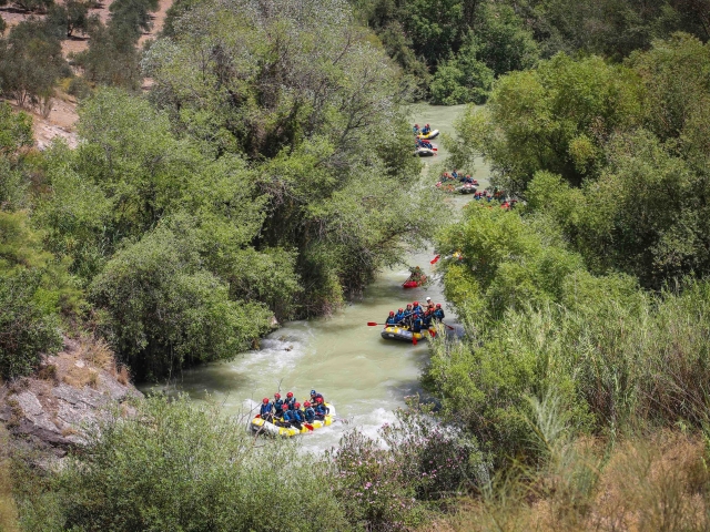  Rafting-Boote auf dem Genil-Fluss 