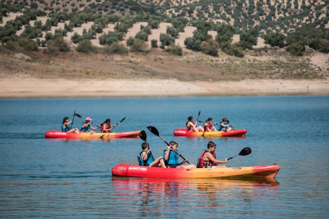 Piraguas para tres en el embalse de Iznajar