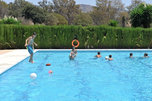  Aproveitando o banheiro na piscina 