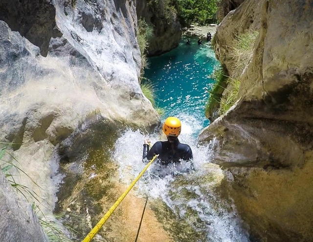  Descending with rappelling 