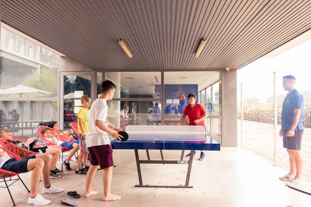  Supervisiona una partita di ping pong nello spazio designato 