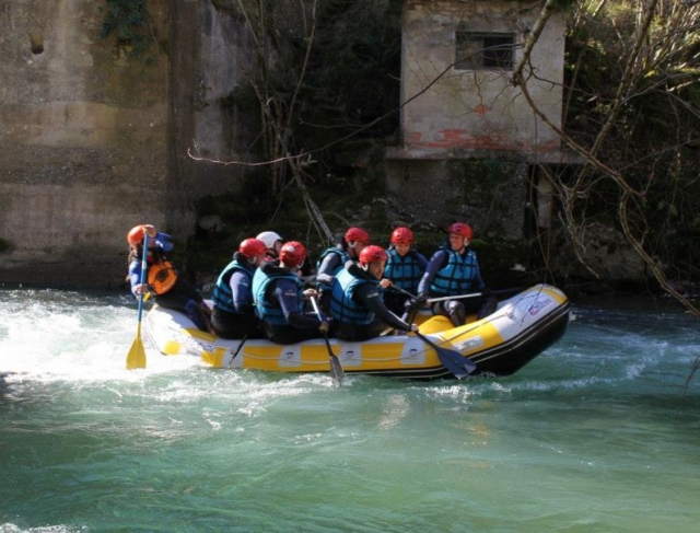 Sorteando las ramas sobre el rio