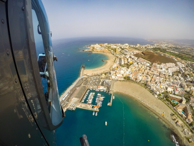 Divisando la costa canaria desde el helicóptero