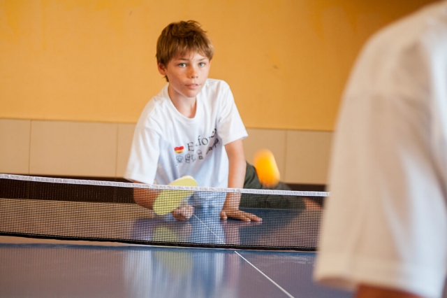 jogando pingue -pongue na sala de jogos 