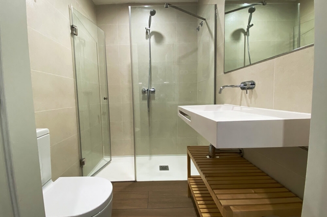  Badezimmer mit allem Zubehör