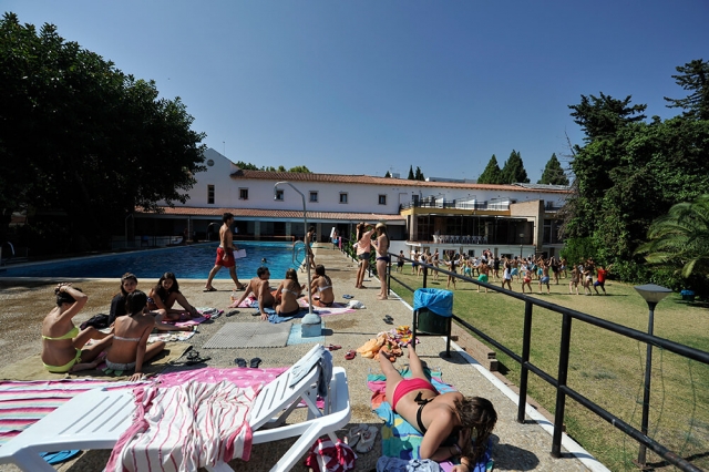  Den Pool und den Sommer während des Camps genießen 