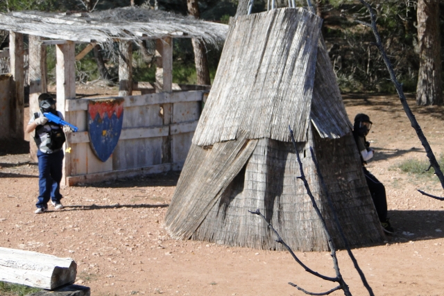 Partida de gotcha en poblado indio
