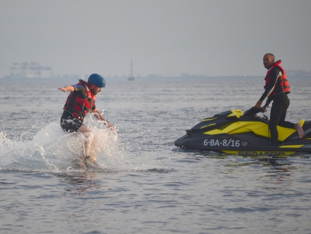 Intentando elevarse con la tabla de flyboard