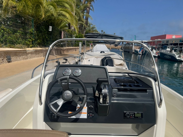 Lancha motora Quick Silver