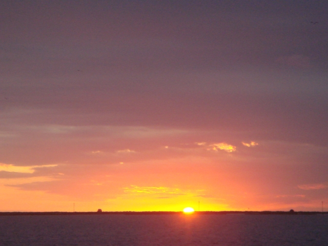  Wunderbare Dämmerung über dem Meer.