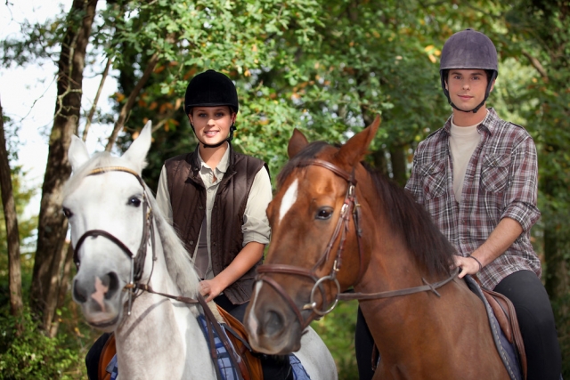 Pareja subiendo a caballo