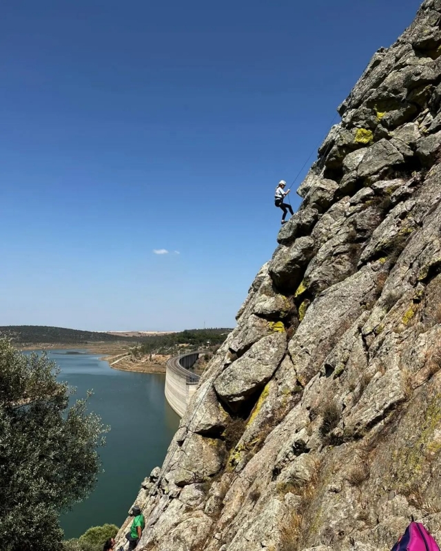 Escalador junto al embalse