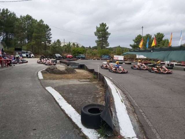 Recorriendo la pista de karting