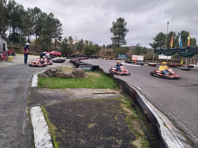Kartings recorriendo el circuito