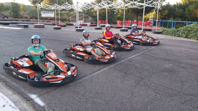 Vor dem Start des Kart-Rennens 