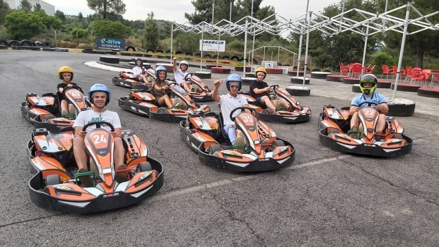  Gruppe von Freunden während der Kart-Runde 