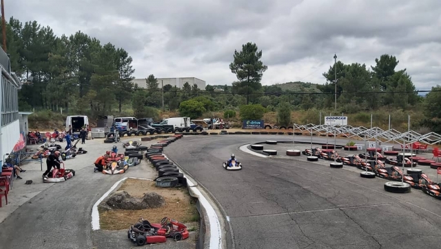  Genießen Sie eine Gerade der Kart-Strecke