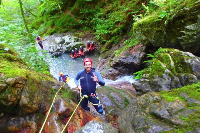 Haciendo rapel en el barranco