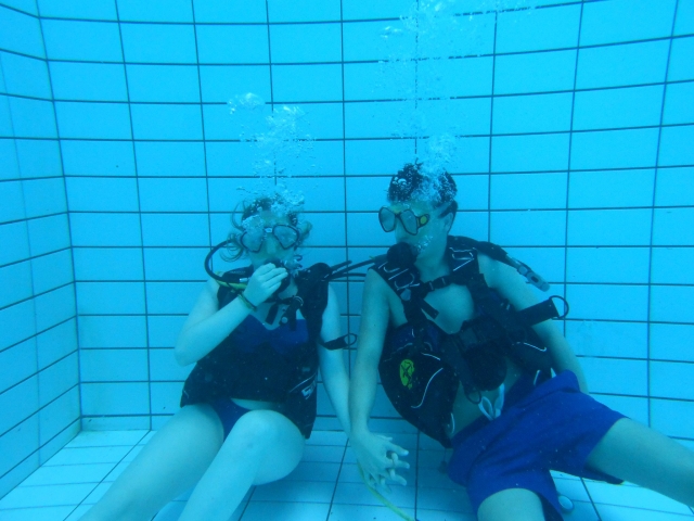 Equipped under the water of the Madrid pool 