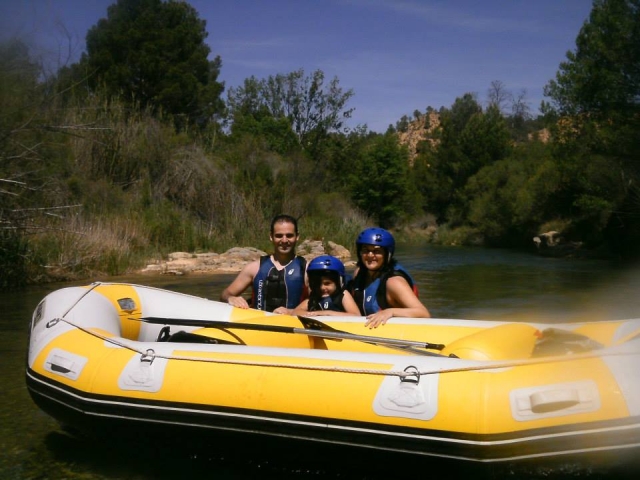 Godersi il rafting in famiglia a Cabriel 