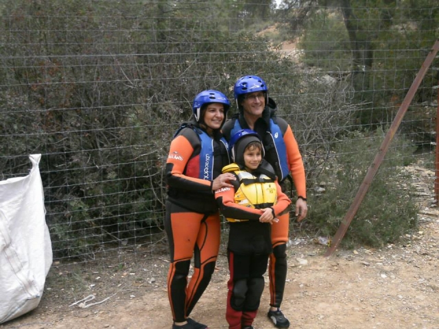  Famiglia preparata per il rafting a Cabriel 