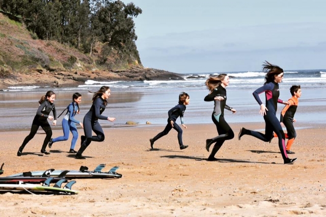 ragazzi che si scaldano per fare surf 
