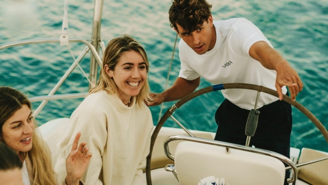  À côté du skipper du bateau 