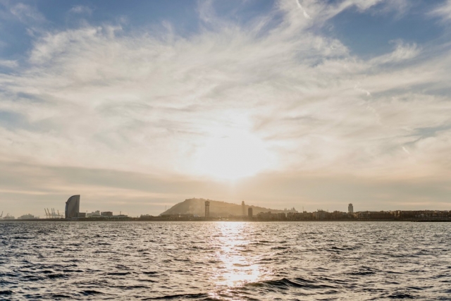  L'horizon avec le soleil pendant l'excursion maritime