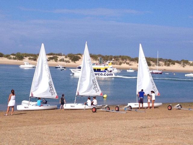 Segelschüler mit Blick aufs Meer 